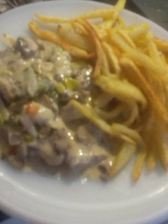Una foto de Bifes con salsa de Champignones acompañado de papas fritas