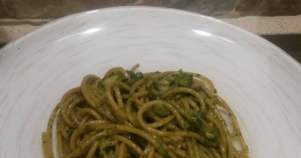 Ricetta Spaghetti integrali con pesto di basilico e zucchine di Maria  Calabretta - Cookpad