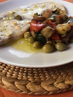 Una foto de Pez espada con pisto de verduras en airFryer