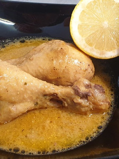 Una foto de Pollo en salsa de limón con piñones