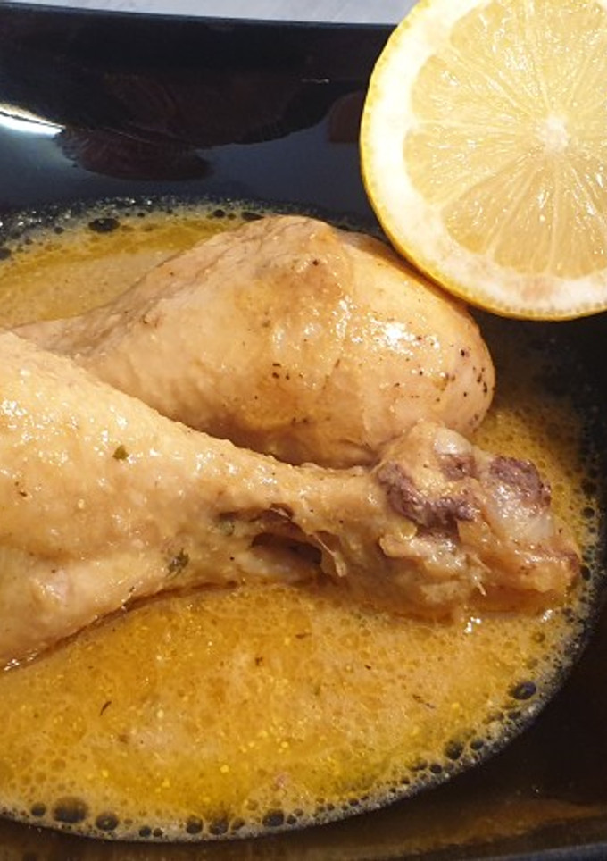 Una foto de Pollo en salsa de limón con piñones