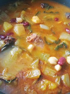 Una foto de Potaje de berza gitana con su 'pringá' 💃🏼🍲
