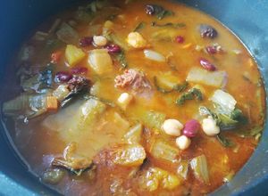 Una foto de Potaje de berza gitana con su 'pringá' 💃🏼🍲