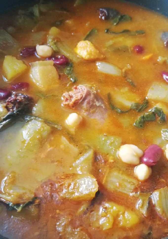 Una foto de Potaje de berza gitana con su 'pringá' 💃🏼🍲