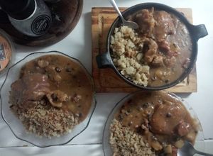 Una foto de Reviro con Feijoada o guiso de porotos negros