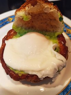 Una foto de Volovanes rellenos de bechamel de espinacas y huevo escalfado
