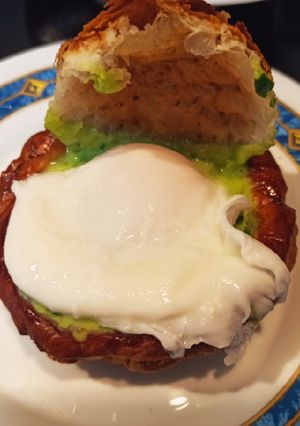 Una foto de Volovanes rellenos de bechamel de espinacas y huevo escalfado