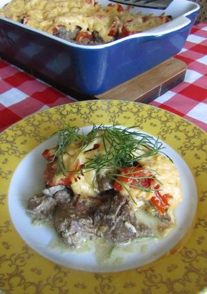 Фото Куриная печень с помидорами и сыром.