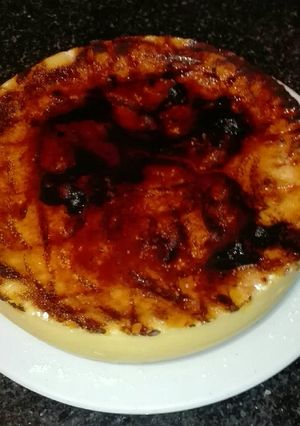 Una foto de Quesada pasiega con azúcar quemada en la olla gm g