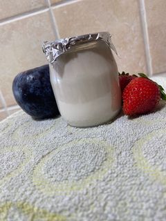 Una foto de Yogur de fresa, ciruela y avena casero. Con mambo