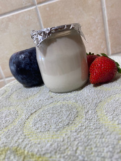 Una foto de Yogur de fresa, ciruela y avena casero. Con mambo