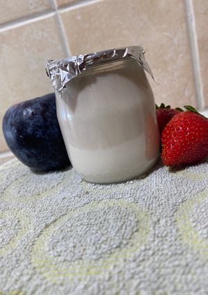 Una foto de Yogur de fresa, ciruela y avena casero. Con mambo