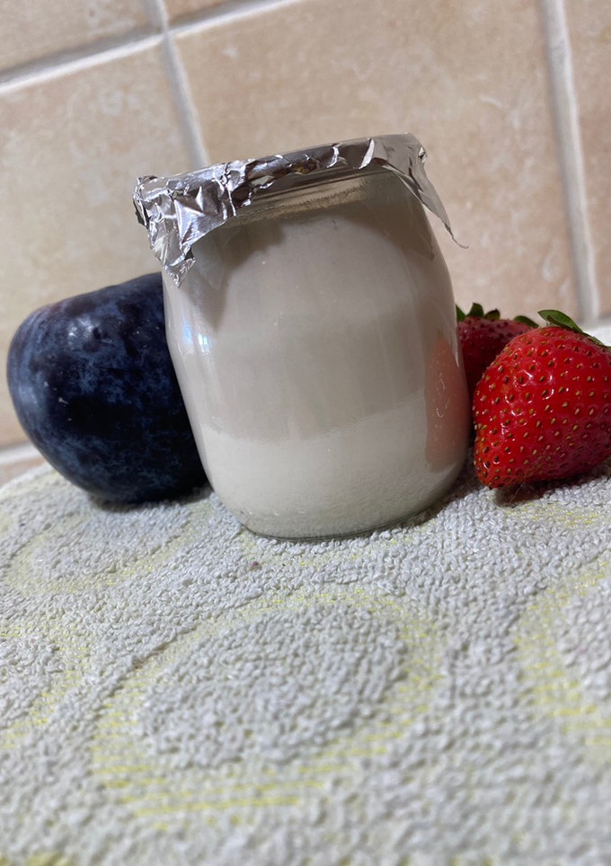 Una foto de Yogur de fresa, ciruela y avena casero. Con mambo