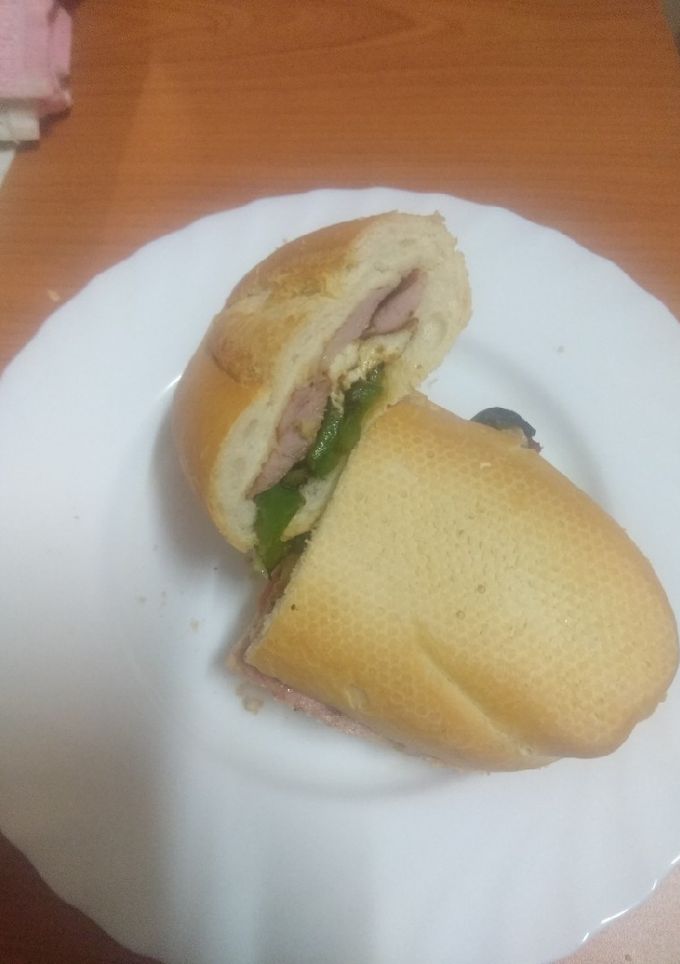 Una foto de Bocadillo de lacón, queso fresco y pimiento verde frito