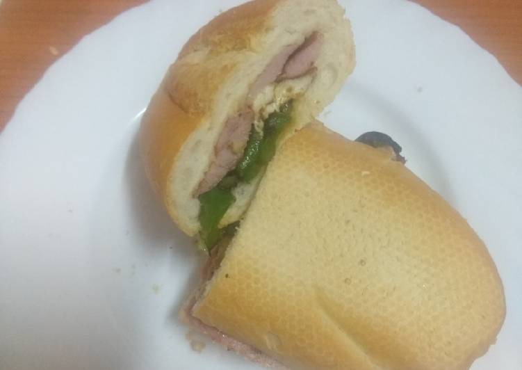 Bocadillo de lacón, queso fresco y pimiento verde frito