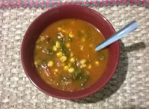 Una foto de Sopa horneada de acelga con tomate y granos de elote(MáquinaPan)