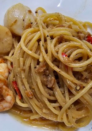 A picture of Garlic Sautéed Scallop and Shrimp Pasta.