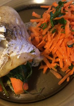 Una foto de Pescado al horno con camarones, espinaca y zanahoria