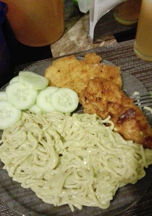 Una foto de Rollo de pollo con queso crema y espagueti verde