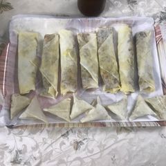 A picture of Chicken samosas n rolls.