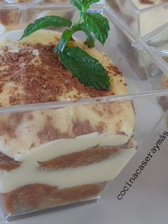 Una foto de Tiramisú clásico en vasitos