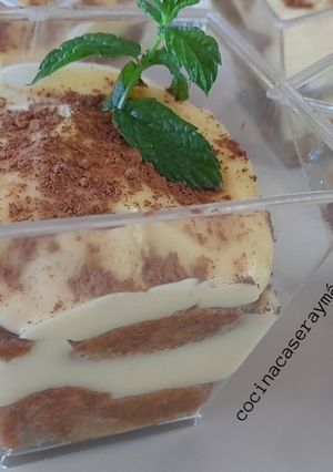 Una foto de Tiramisú clásico en vasitos