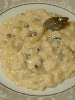 Una foto de Merluza con patatas y champiñónes a la bechamel