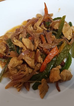 Una foto de Salteado de verduras y pollo con soja y mostaza