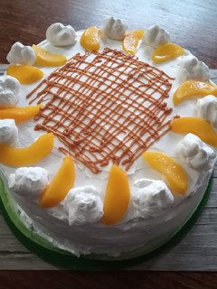 Una foto de Torta de durazno y manjar
