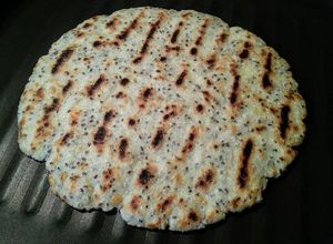 Una foto de AREPAS Asadas Con Semillas de Chía y Queso Parmesano...!