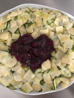 Una foto de Ensalada de calabacín con remolacha