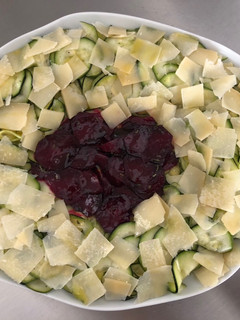 Una foto de Ensalada de calabacín con remolacha