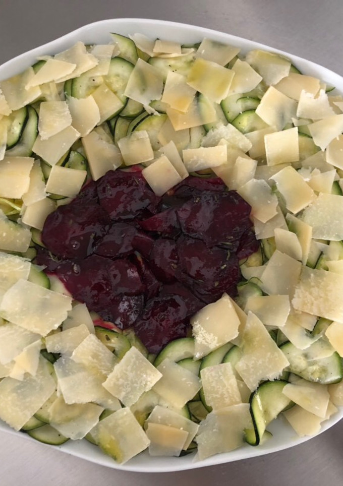 Una foto de Ensalada de calabacín con remolacha