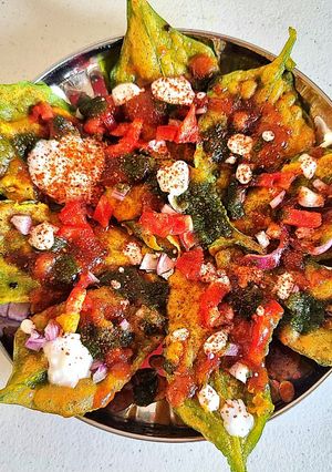 A picture of Palak patta chat.