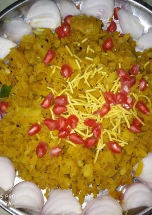બટેકા પોહા (Bateka poha recipe in Gujarati) રેસીપી મુખ્ય ફોટો