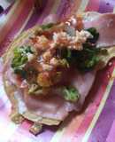 Tostada de jamón con con consomé estilo colima