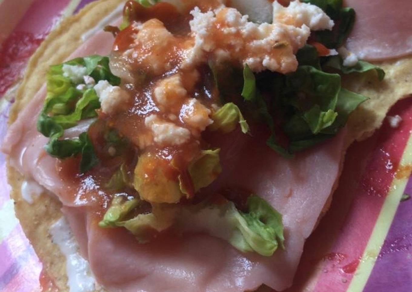 Tostada de jamón con con consomé estilo colima