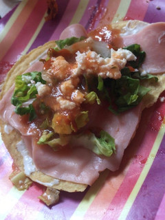 Una foto de Tostada de jamón con con consomé estilo colima