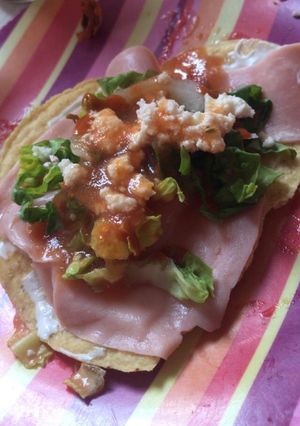 Una foto de Tostada de jamón con consomé