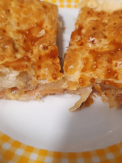 Una foto de Empanada queso cabra y cebolla caramelizada