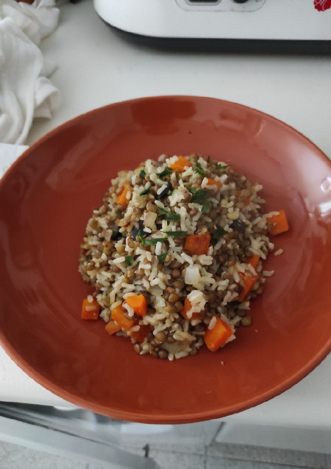 Una foto de Lentejas con arroz estilo "arroz tres delicias"