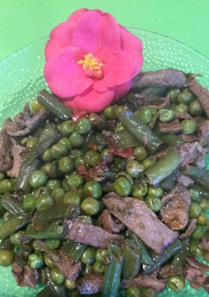 Una foto de Salteado de Asado y Vegetales 💙🐵🙈🙉💛