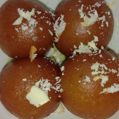 A picture of Gulab jamun.