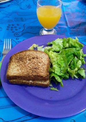 Una foto de Sándwich de atún con queso