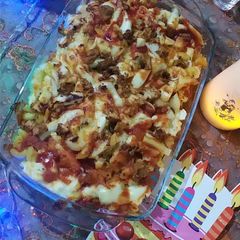 A picture of Chicken tikka pasta with white sauce.