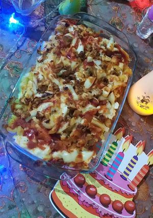 A picture of Chicken tikka pasta with white sauce.