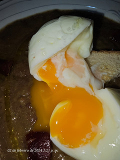 Una foto de Col de Pascua con morcilla y huevo mollet