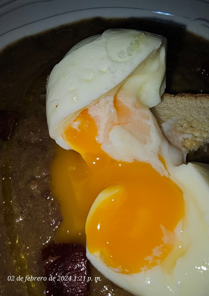 Una foto de Col de Pascua con morcilla y huevo mollet