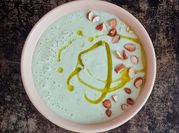 Una foto de gazpacho de almendra