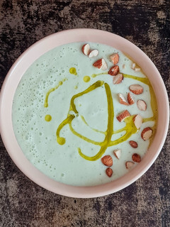 Una foto de Gazpacho de pepino 🥒 Sopa fría de pepino 🥒 Ensalada licuada de pepino 🥒